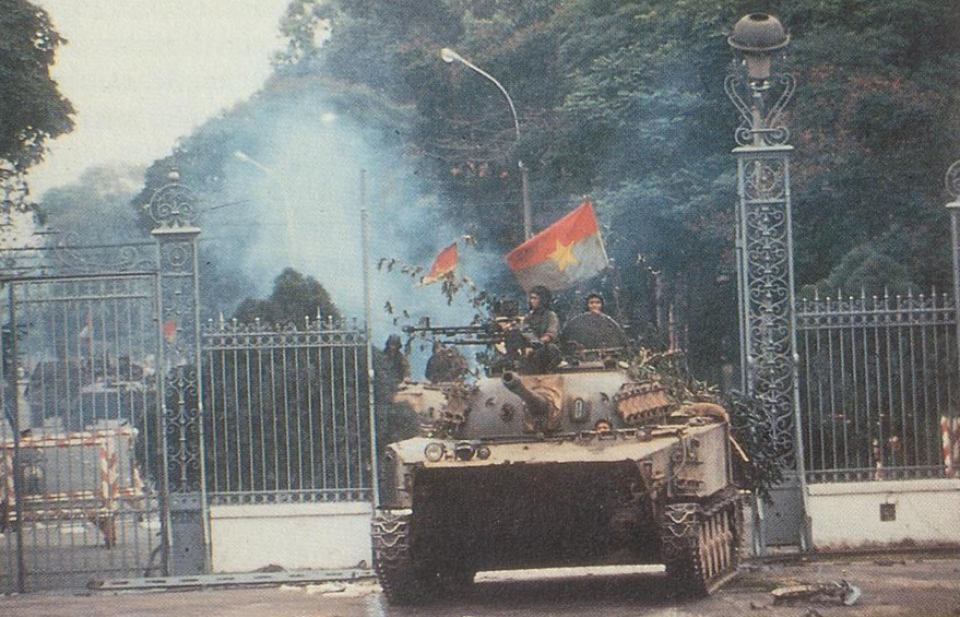 Xe tăng húc cổng Dinh Độc Lập: Khám phá hình ảnh xe tăng húc cổng Dinh Độc Lập - một trong những biểu tượng của chiến thắng giải phóng Sài Gòn, để ngợi cao tinh thần đấu tranh và hy vọng cho một tương lai tươi sáng hơn.