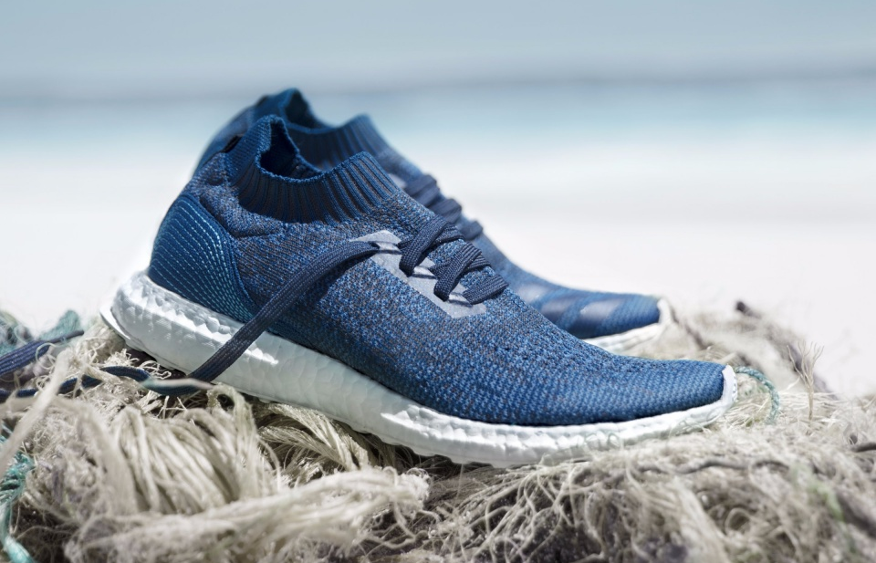 Sản xuất giày từ rác thải đại dương