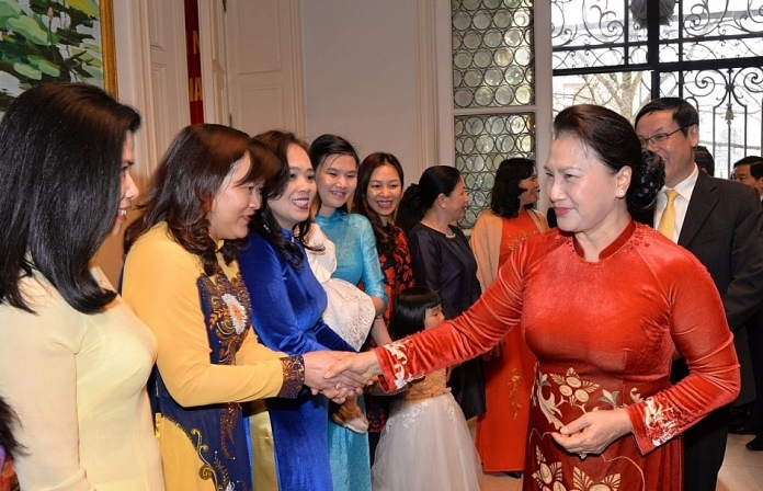 Chủ tịch Quốc hội thăm Đại sứ quán và gặp mặt cộng đồng người Việt Nam tại Bỉ