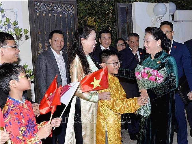 Chủ tịch Quốc hội thăm Đại sứ quán và gặp gỡ cộng đồng người Việt Nam tại Qatar