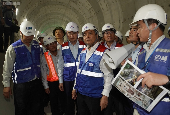 thu tuong nguyen xuan phuc thi sat tuyen metro ben thanh suoi tien