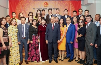 Thủ tướng thăm Đại sứ quán và gặp gỡ cộng đồng người Việt Nam tại Romania