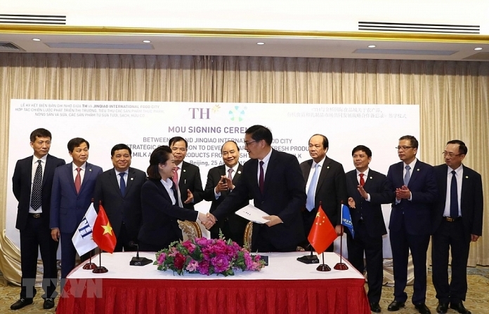 Thủ tướng Nguyễn Xuân Phúc dự ký kết phát triển thị trường sữa Việt Nam ở Trung Quốc