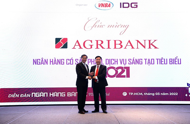 Đại diện Agribank (phải) nhận Giải thưởng Ngân hàng có sản phẩm, dịch vụ sáng tạo tiêu biểu năm 2021.