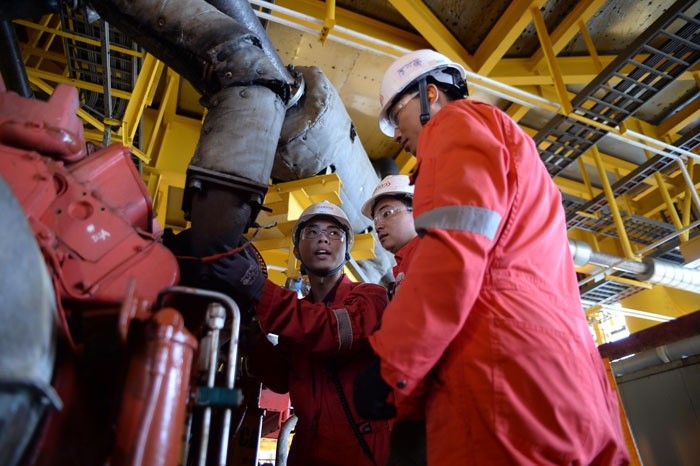 Kỹ sư dầu khí bảo trì đường ống tại Cụm mỏ Sư Tử Trắng.