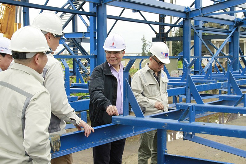 Tổng Giám đốc Petrovietnam Lê Mạnh Hùng kiểm tra tiến độ hạng mục dây chuyền băng tải than tại NMNĐ Thái Bình 2 tháng 3/2022.