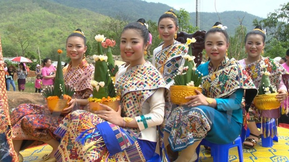 Phong tục Tết Bunpimay đang được chia sẻ và phổ biến đến cộng đồng Việt Nam - Lào một cách rộng rãi. Những nét văn hóa độc đáo của người Lào đã trở thành niềm tự hào của cả người dân hai nước. Việc giới thiệu và tìm hiểu về Tết Bunpimay đem lại cơ hội để hiểu thêm về nền văn hóa phong phú của các nước láng giềng. Hãy cùng xem những hình ảnh đầy sắc màu để cảm nhận sự đa dạng và tuyệt vời của nền văn hóa Đông Nam Á.