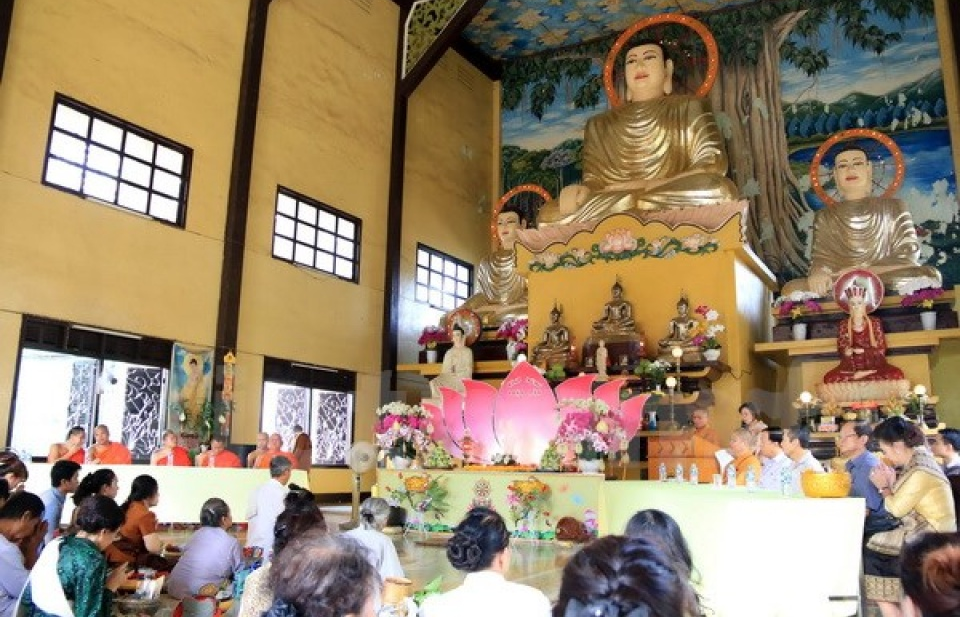 Cộng đồng người Việt tại Lào mừng đại lễ Phật Đản 2561
