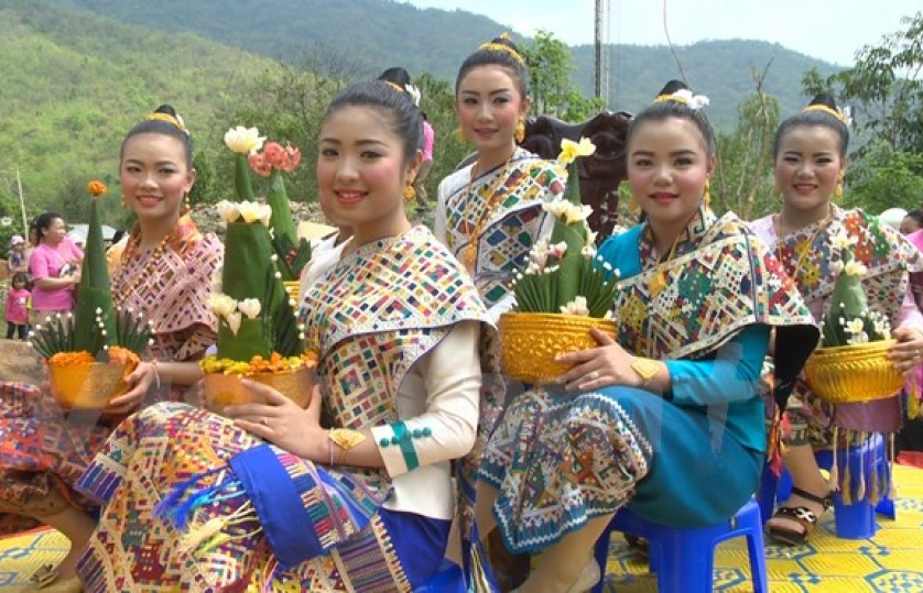 Người dân Việt Nam - Lào chung vui Tết cổ truyền Bunpimay