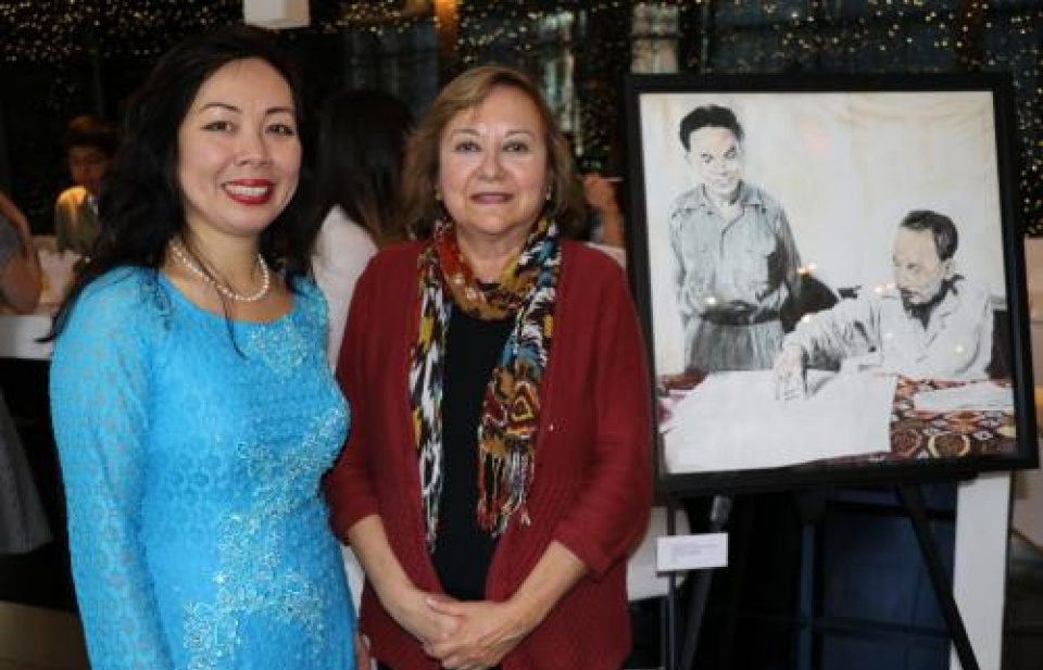 Giới thiệu tranh và sách về Chủ tịch Hồ Chí Minh tại Toronto