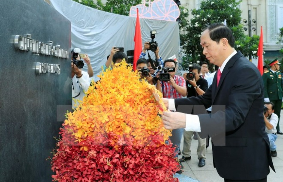 Chủ tịch nước dâng hương, dâng hoa tại Bảo tàng Hồ Chí Minh