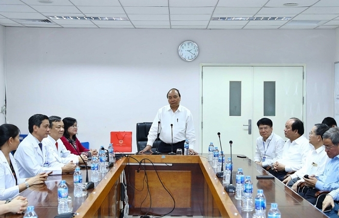 Thủ tướng Nguyễn Xuân Phúc thăm, động viên y, bác sỹ Bệnh viện Đa khoa Đồng Nai