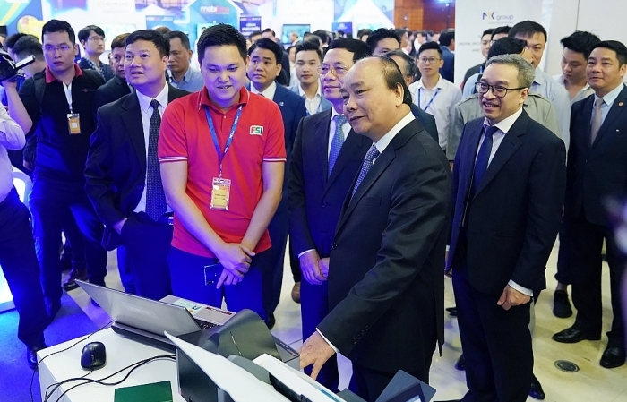 Thủ tướng tham quan triển lãm, dự diễn đàn phát triển doanh nghiệp công nghệ Việt Nam