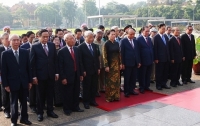 Lãnh đạo Đảng, Nhà nước đặt vòng hoa và vào Lăng viếng Chủ tịch Hồ Chí Minh