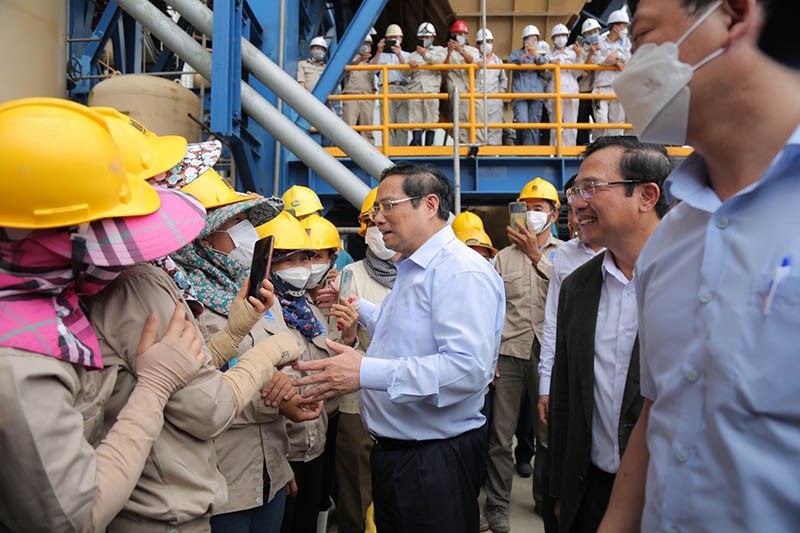 Thủ tướng Chính phủ Phạm Minh chính thăm hỏi động viên công nhân lao động tại dự án NMNĐ Thái Bình 2