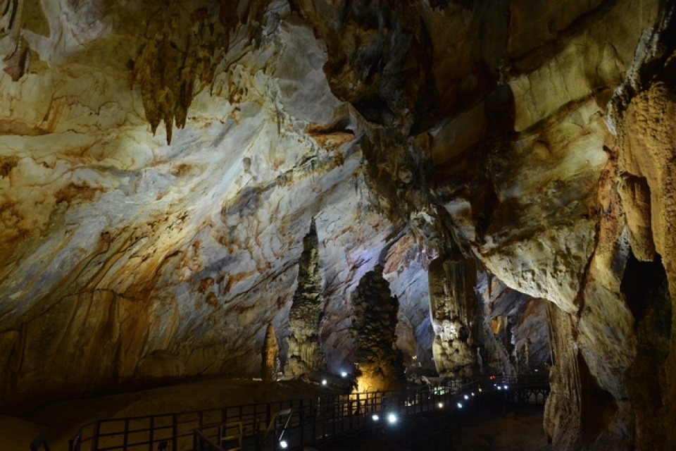 explore thien duong cave in quang binh