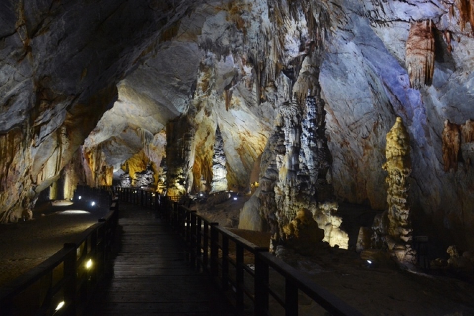 explore thien duong cave in quang binh