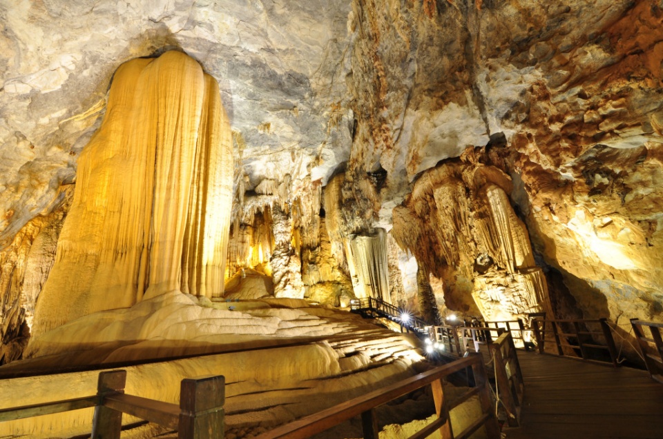 explore thien duong cave in quang binh