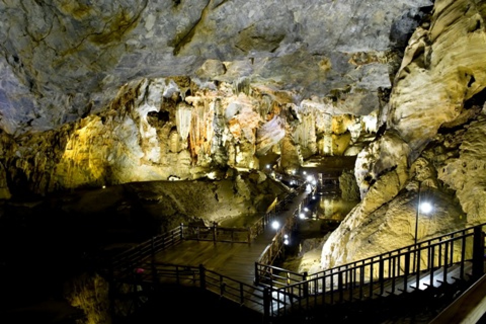 explore thien duong cave in quang binh