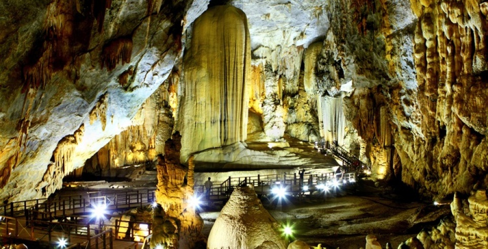 explore thien duong cave in quang binh