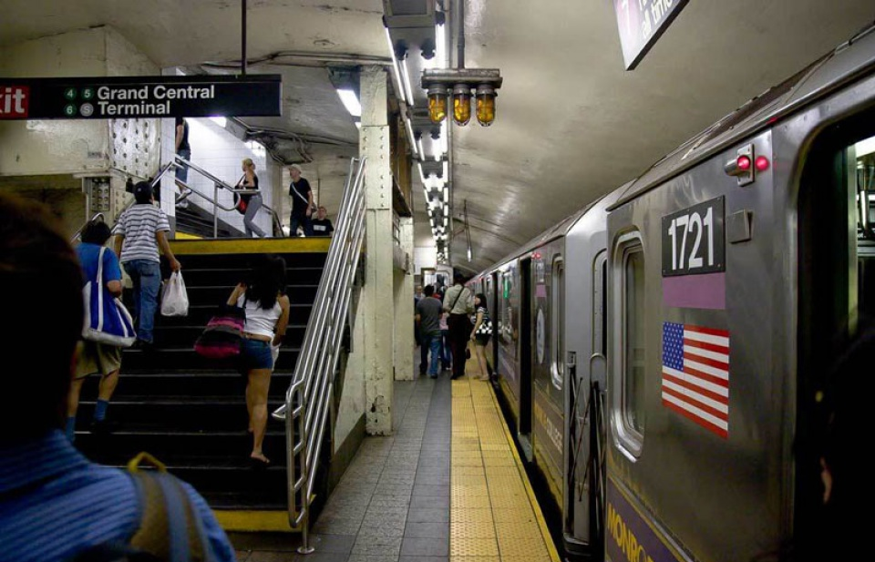Mỹ: Tàu điện ngầm trật đường ray ở New York