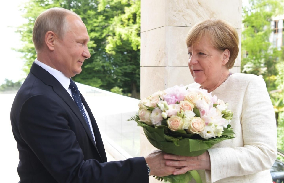 Ngoại giao tặng hoa của ông Putin