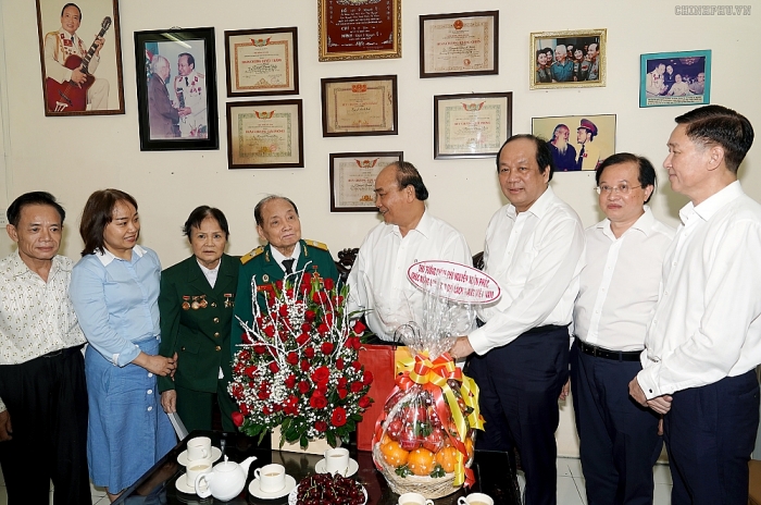 Thủ tướng Nguyễn Xuân Phúc thăm hỏi, chúc mừng các nhà báo lão thành