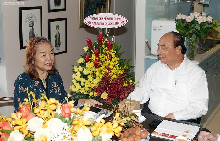 Thủ tướng Nguyễn Xuân Phúc thăm hỏi, chúc mừng các nhà báo lão thành