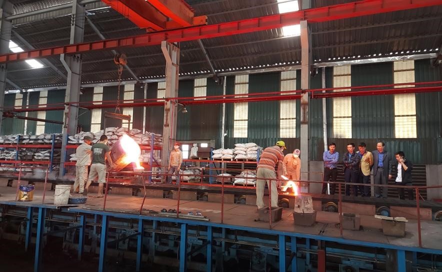 Trung tâm Khuyến công và Tư vấn phát triển công nghiệp phối hợp với Công ty TNHH cơ khí đúc Thành Phương xây dựng mô hình trình diễn trong sản xuất đúc kim loại.
