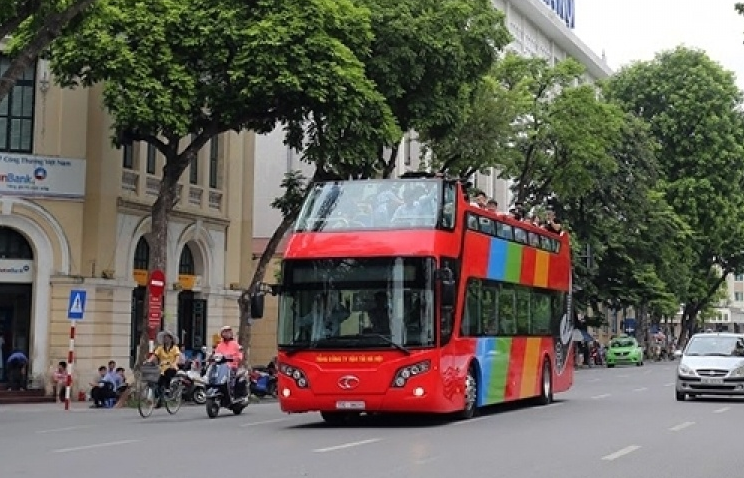 Hanoi’s double-decker sightseeing bus makes first trip