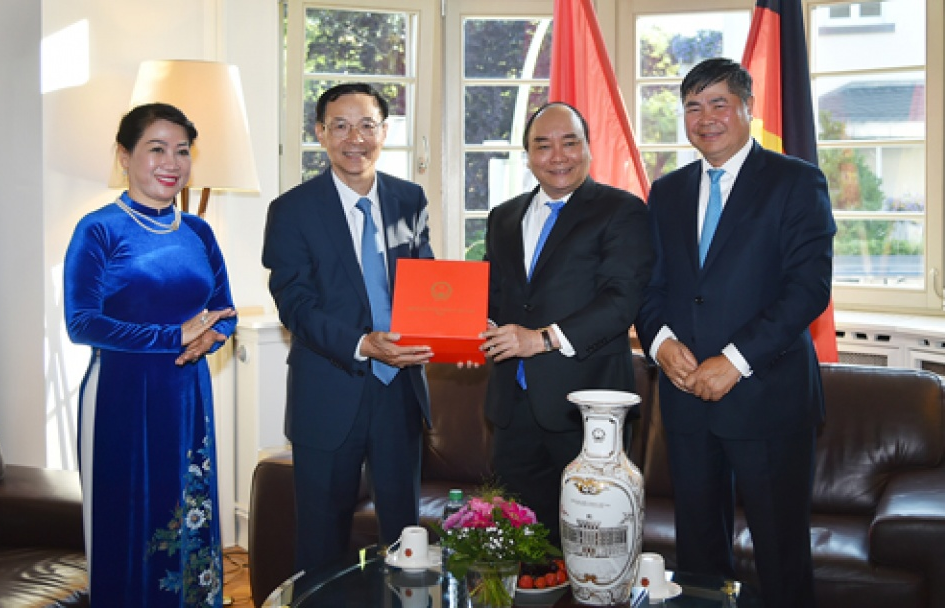PM Phuc visits Consulate General’s staff in Frankfurt
