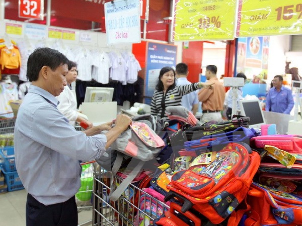 Người tiêu dùng mua sản phẩm bình ổn giá và khuyến mại năm học mới tại Co.op mart Nguyễn Đình Chiểu ở TP Hồ Chí Minh.