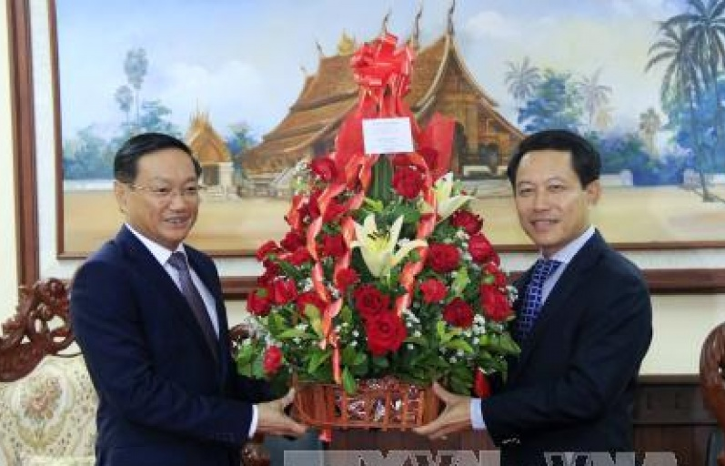 Lãnh đạo Việt Nam gửi hoa và điện mừng tới lãnh đạo Lào