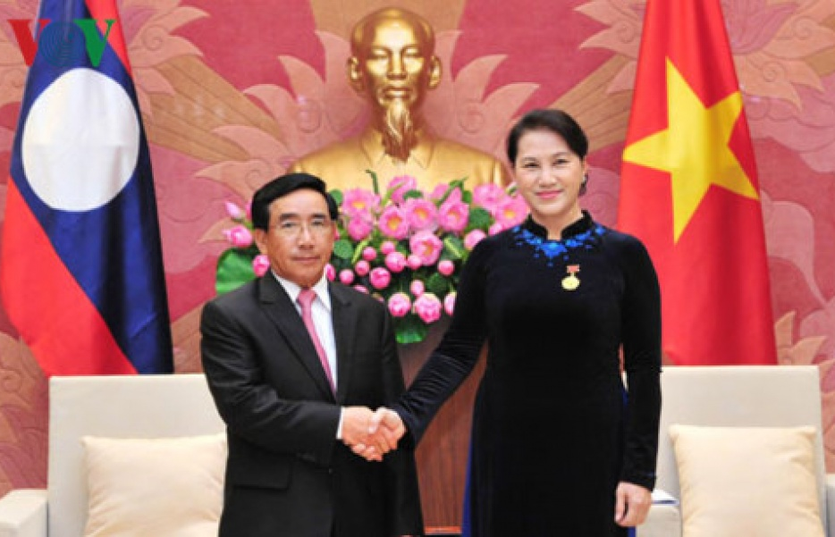Chủ tịch Quốc hội tiếp Phó Chủ tịch nước Lào Phankham Viphavanh