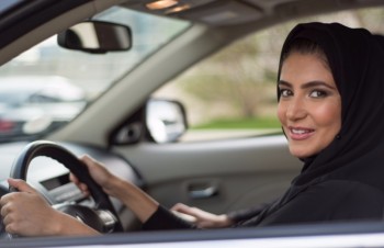 Được lái xe, phụ nữ Saudi Arabia đi làm tài xế