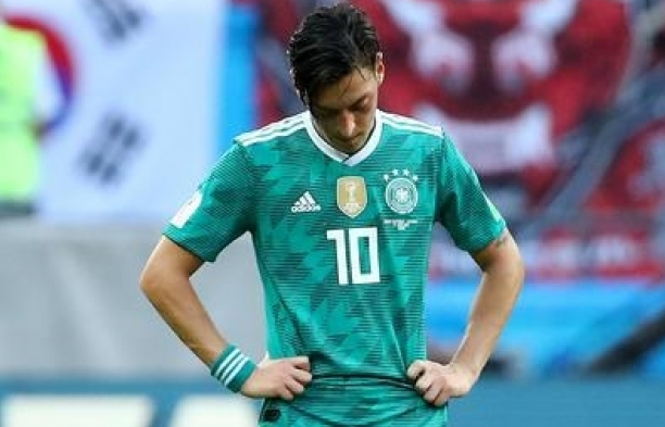 Mesut Ozil tuyên bố giã từ đội tuyển Đức