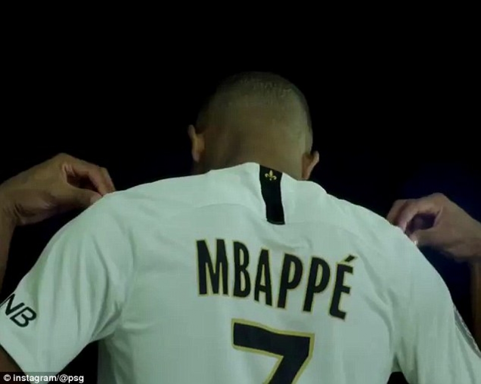 mbappe ra mat ao so 7 hoanh trang