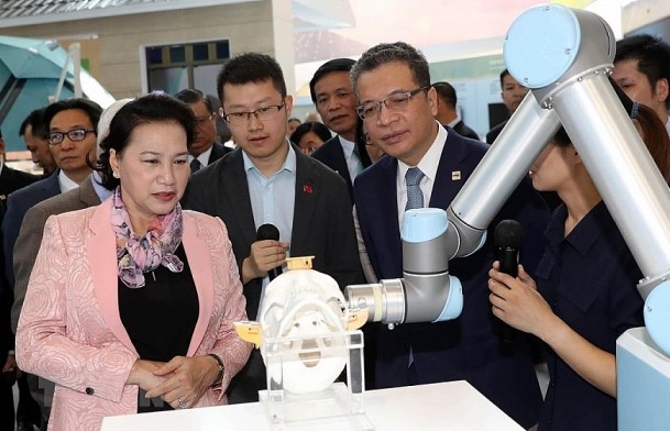 Chủ tịch Quốc hội Nguyễn Thị Kim Ngân thăm Trung tâm triển lãm Trung Quan Thôn