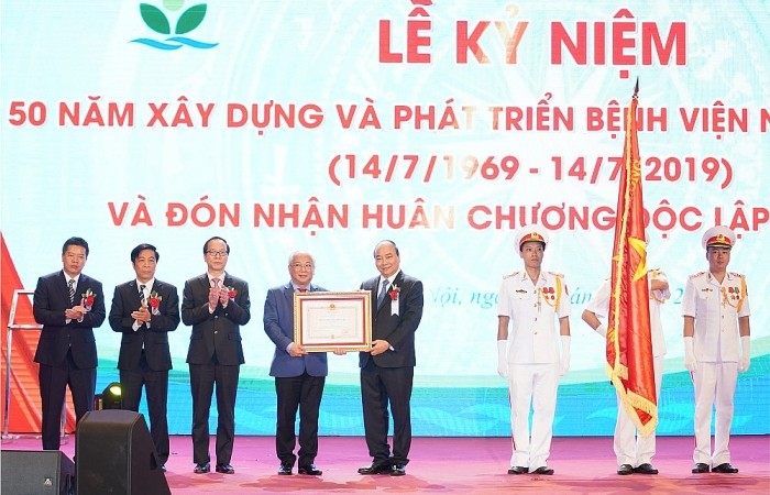 Thủ tướng Nguyễn Xuân Phúc thăm, làm việc tại Bệnh viện Nhi Trung ương