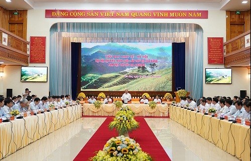 Thủ tướng chủ trì họp Tiểu ban Kinh tế-Xã hội Đại hội XIII với các địa phương