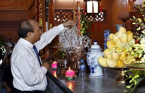 Thủ tướng Nguyễn Xuân Phúc thắp hương tri ân các Anh hùng, liệt sĩ tại Yên Bái