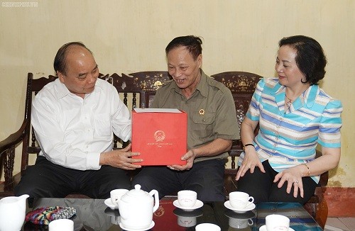 thu tuong nguyen xuan phuc thap huong tri an cac anh hung liet si tai yen bai