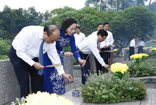 thu tuong nguyen xuan phuc thap huong tri an cac anh hung liet si tai yen bai