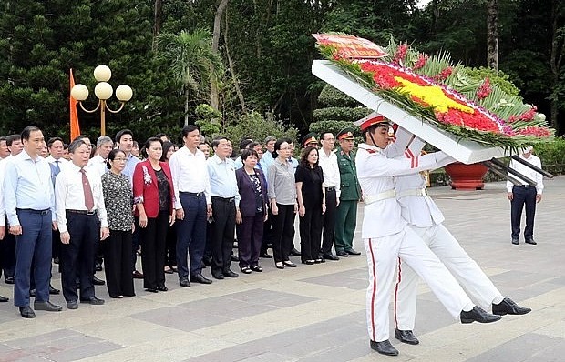 Chủ tịch Quốc hội tưởng niệm các anh hùng, liệt sỹ tại TP. Hồ Chí Minh