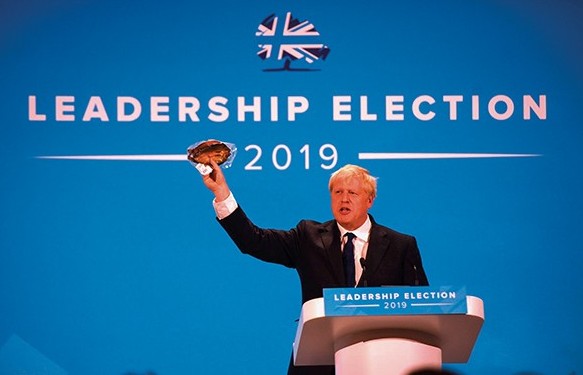 Thủ tướng Boris Johnson với "hòn đá Brexit" trước thềm nhà số 10 phố Downing