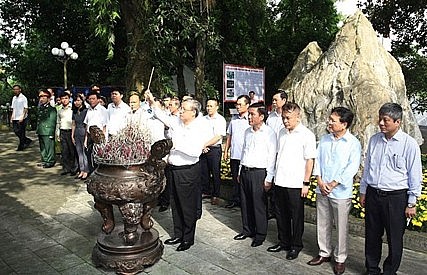 Thường trực Ban Bí thư dâng hương tưởng nhớ các liệt sĩ tại tỉnh Thái Nguyên