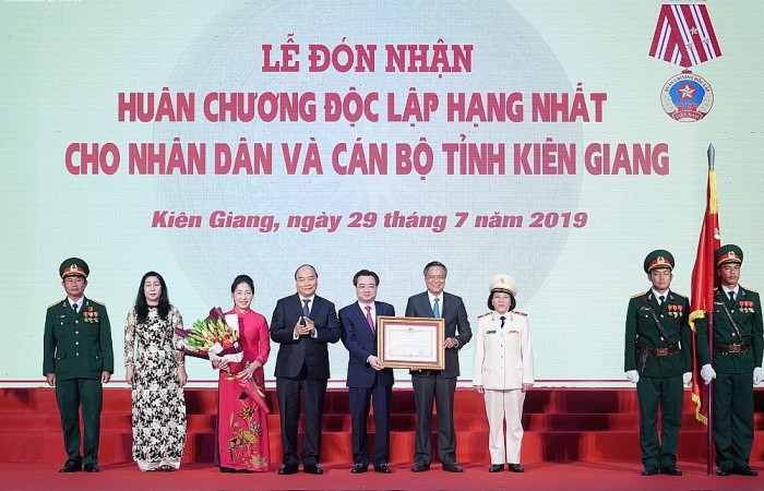 Thủ tướng Nguyễn Xuân Phúc trao Huân chương Độc lập Hạng Nhất cho tỉnh Kiên Giang
