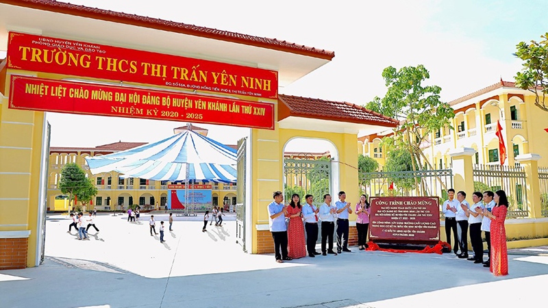 Các đồng chí lãnh đạo tỉnh và huyện Yên Khánh gắn biển công trình chào mừng đại hội Đảng bộ các cấp. (Ảnh: Đức Lam)