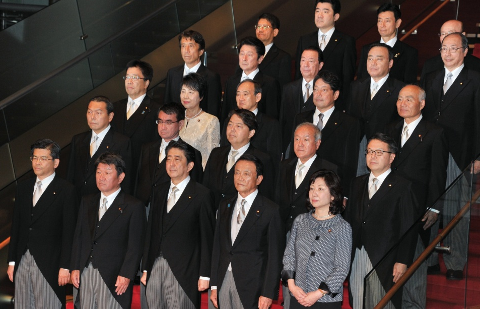 Cải tổ nội các Nhật Bản: Thay đổi để tồn tại
