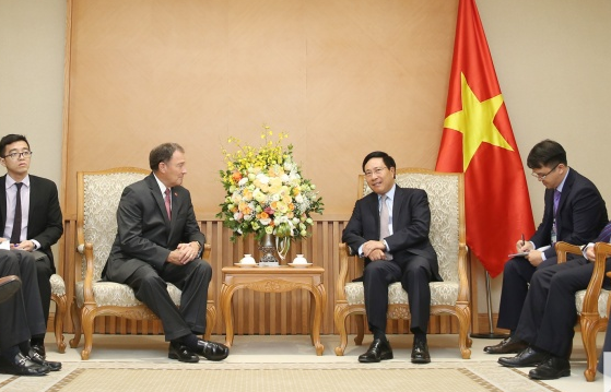 Phó Thủ tướng Phạm Bình Minh tiếp Thống đốc bang Utah (Hoa Kỳ)
